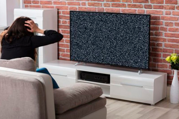 queda-de-energia-queimou-minha-tv--devo-chamar-um-eletricista